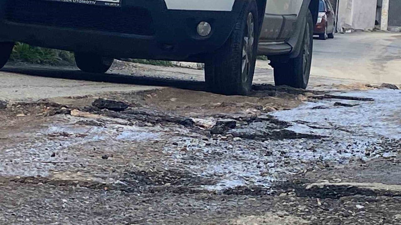 İzmir’de altyapı çalışmaları sonrası kapatılan yollar yağışla çamur ve su dolu çukurlara dönüştü