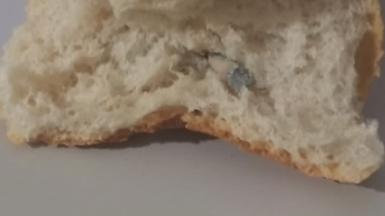 İzmir'de fırından alınan ekmeğin içinden 3 santimetrelik vida çıktı