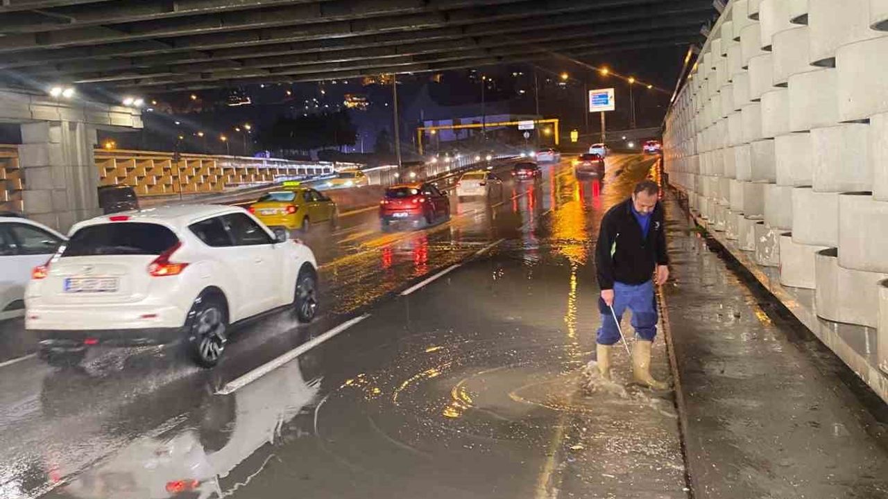 İzmir'de Gece Boyunca Sağanak ve Fırtına: Halkapınar Pompa İstasyonu Arızalandı, Ekipler Alarmda