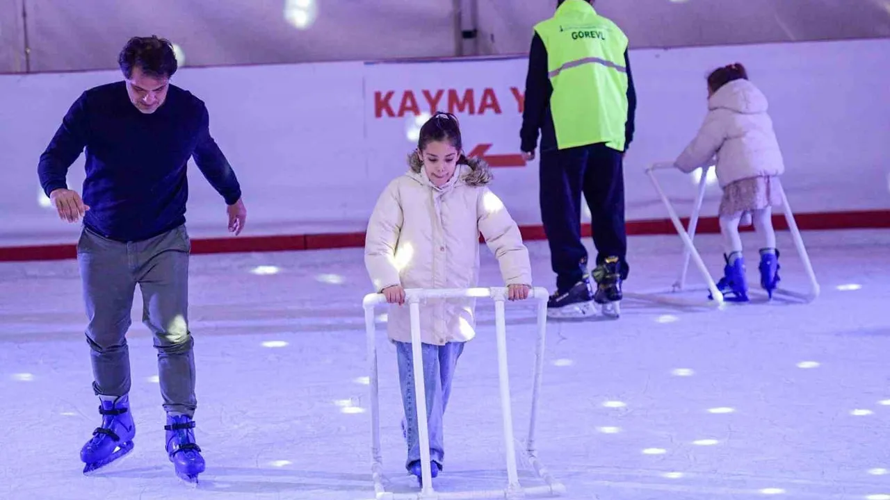 İzmir'de Kültürpark ve Bostanlı'daki buz pistleri 15 Şubat'a kadar hizmette