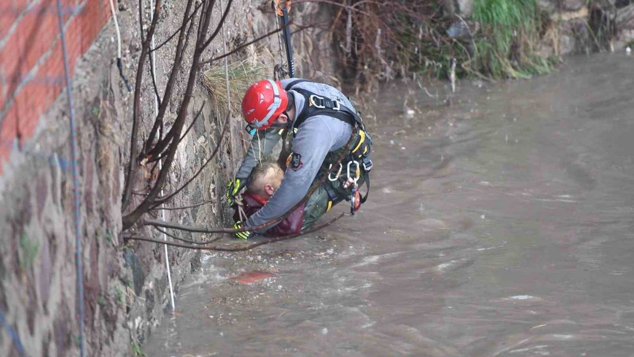 İzmir’de Kuvvetli Sağanak: İzmir Büyükşehir 1.321 Personel ve 343 Araçla Müdahale Etti