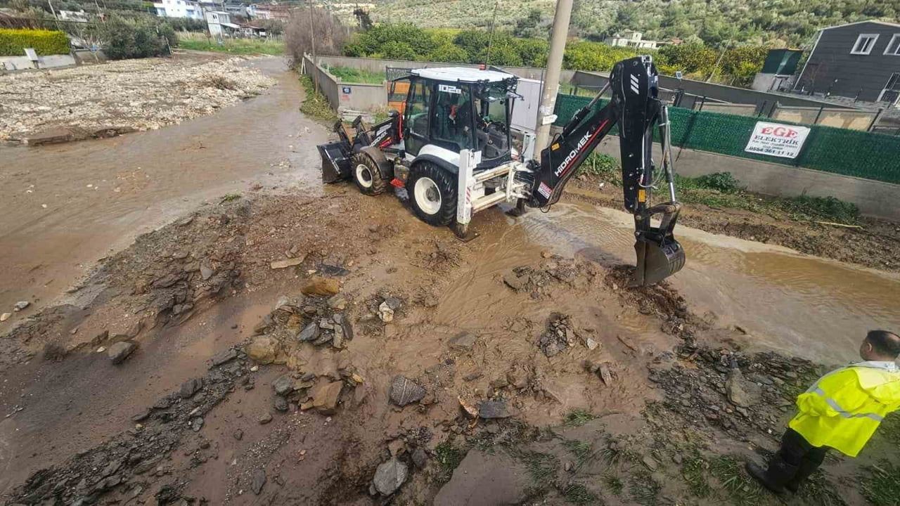 İzmir’de kuvvetli yağış alarmı: 1310 personel, 342 araç ve 200 pompa sahada