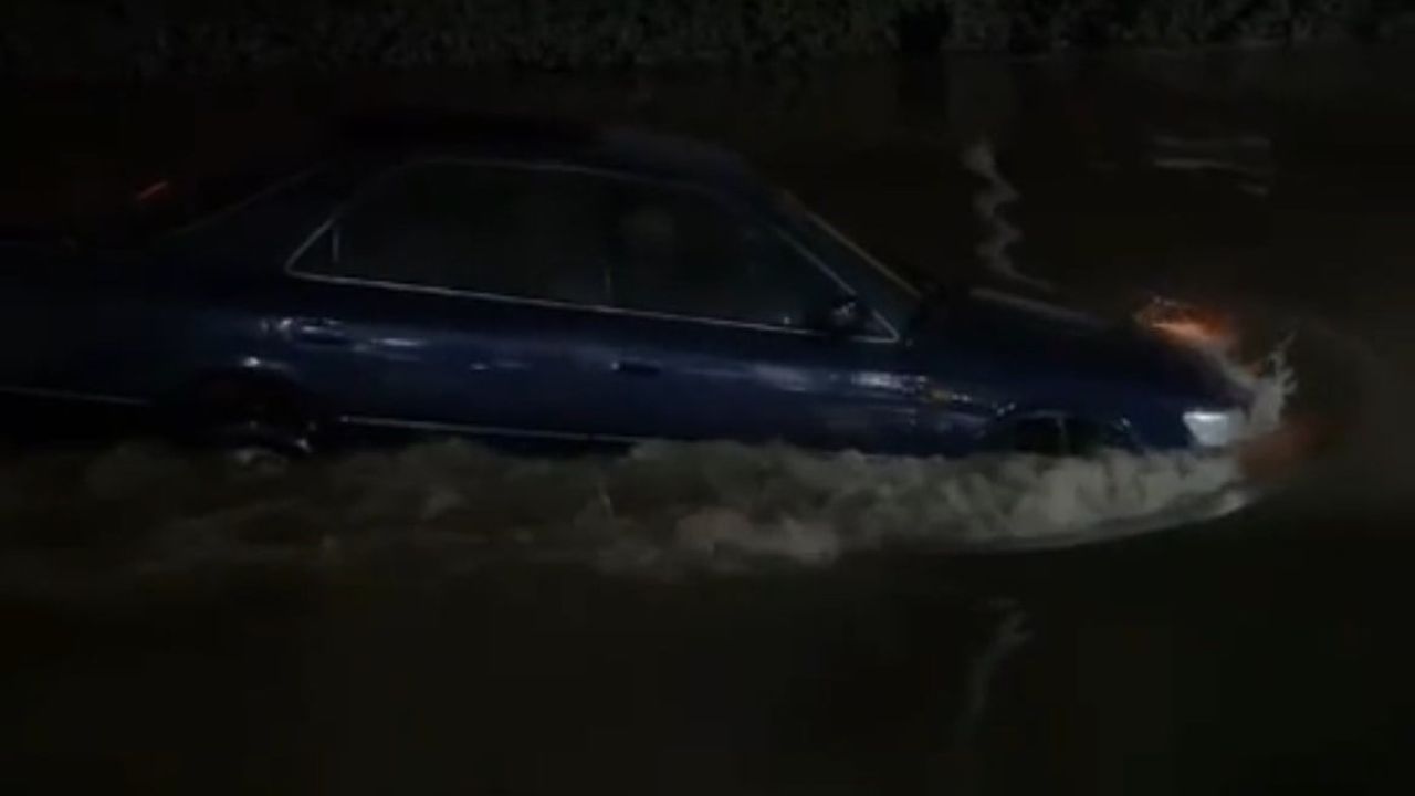 İzmir'de Sağanak: Bornova Kemalpaşa Caddesi'nde Otomobil Sel Sularında İlerledi