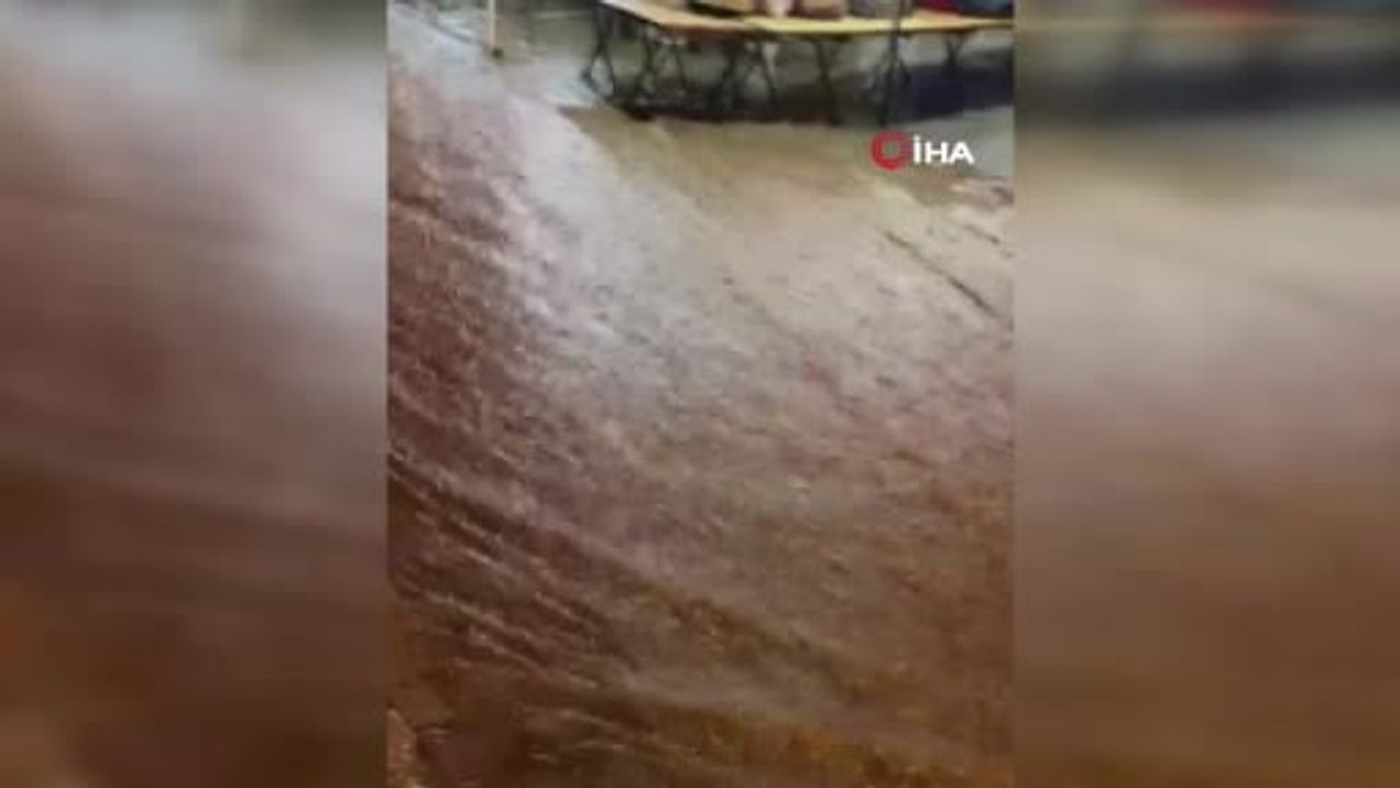 İzmir'de sağanak etkili: Menderes ve Ödemiş'te yollar ile tarım arazileri sular altında