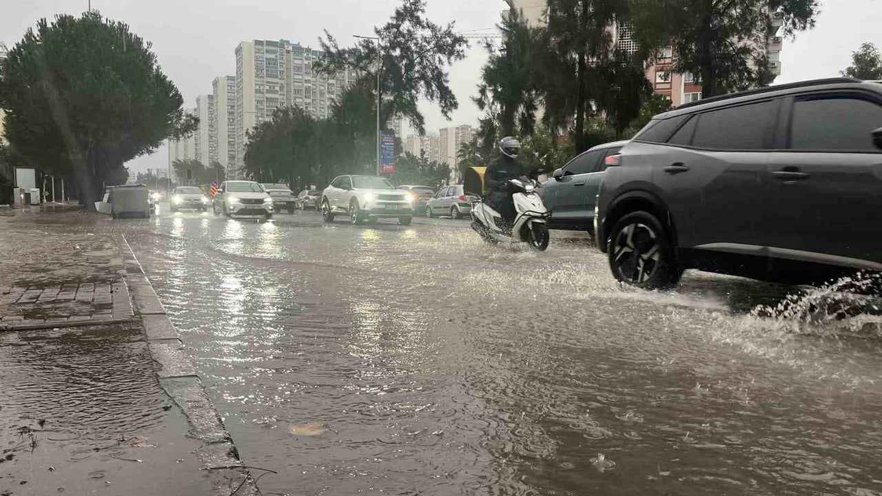 İzmir'de sağanak ve fırtına Karşıyaka'da hayatı aksattı, Mavişehir'de altyapı tartışması büyüyor