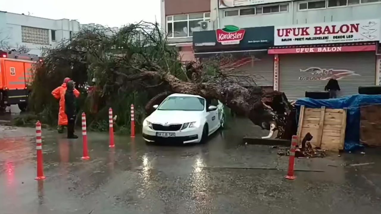 İzmir'de sağanak ve fırtına ulaşımı aksattı: Konak, Buca ve Karabağlar etkilendi