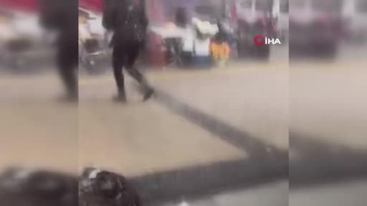 İzmir’de sağanak ve fırtına ulaşımı aksattı: Sokaklar suyla doldu, ağaçlar devrildi