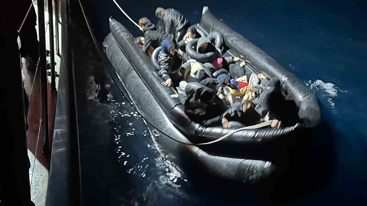 İzmir'de Sahil Güvenlik 50 düzensiz göçmeni yakaladı: Seferihisar ve Çeşme'de operasyonlar