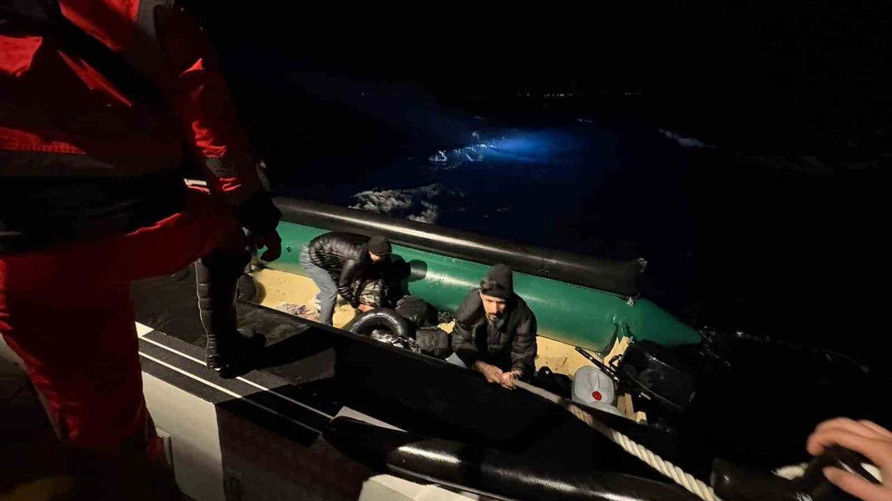 İzmir'de Seferihisar açıklarında 16'sı çocuk 43 düzensiz göçmen yakalandı