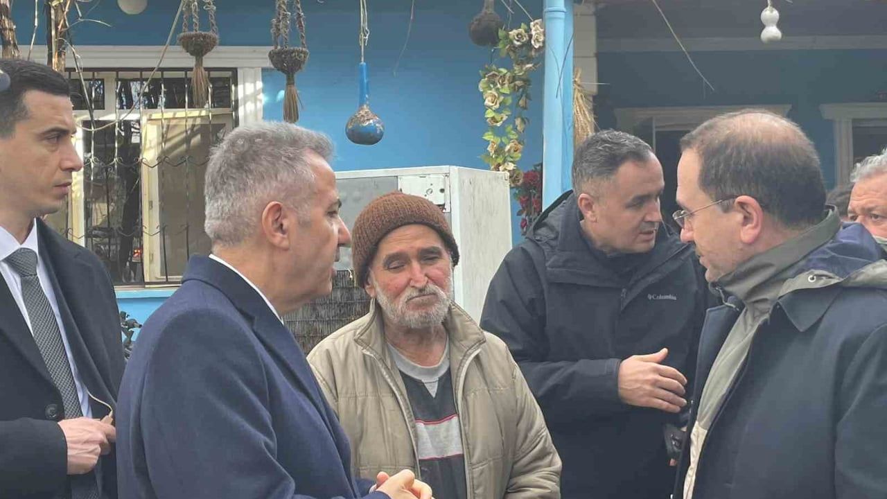 İzmir'de şiddetli fırtına Kemalpaşa'da 9 fabrikayı vurdu; 5 konut ve 5 araç hasar gördü