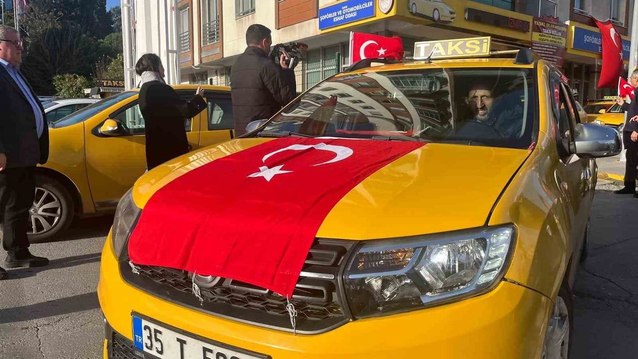 İzmir'de taksici esnafından Türk bayraklı konvoy: Milli birlik mesajı