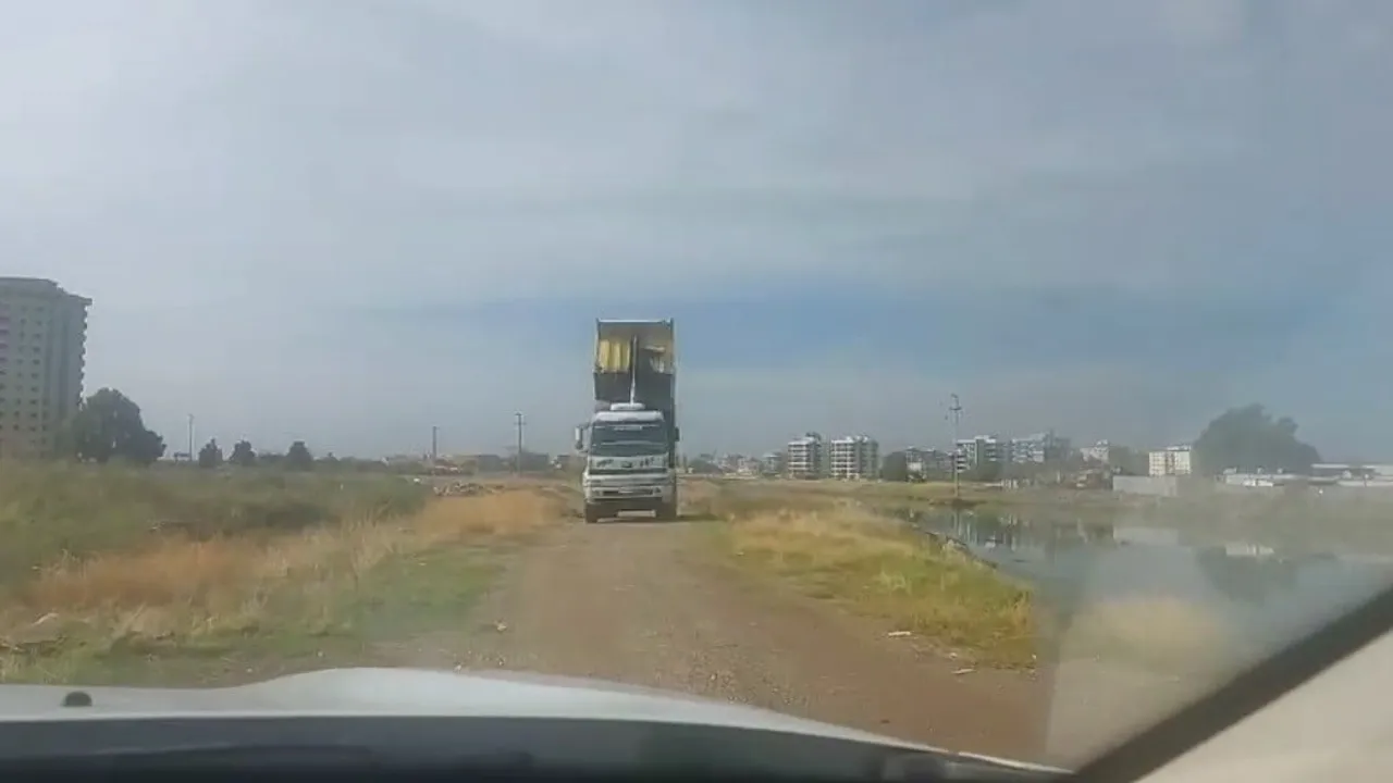 İzmir'de uygulama noktasında durdurulan sürücü ehliyetsiz çıktı; araç kaçak moloz nedeniyle aranan plakaya sahip