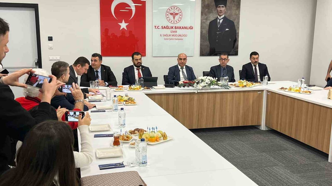İzmir'in 2025 sağlık karnesi: Kamu hizmetlerinde yoğunluk, MHRS iyileşmesi ve 2026 saha hedefleri