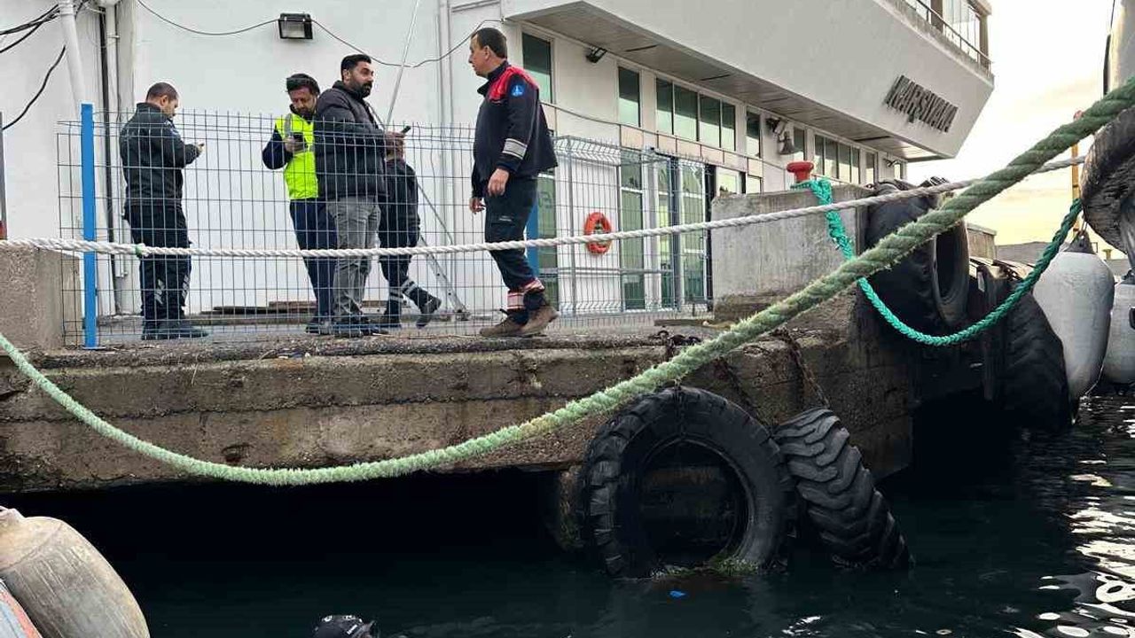 İzmir İtfaiyesi, Karşıyaka Vapur İskelesi Altında Sıkışan Kediyi 20 Dakikada Kurtardı