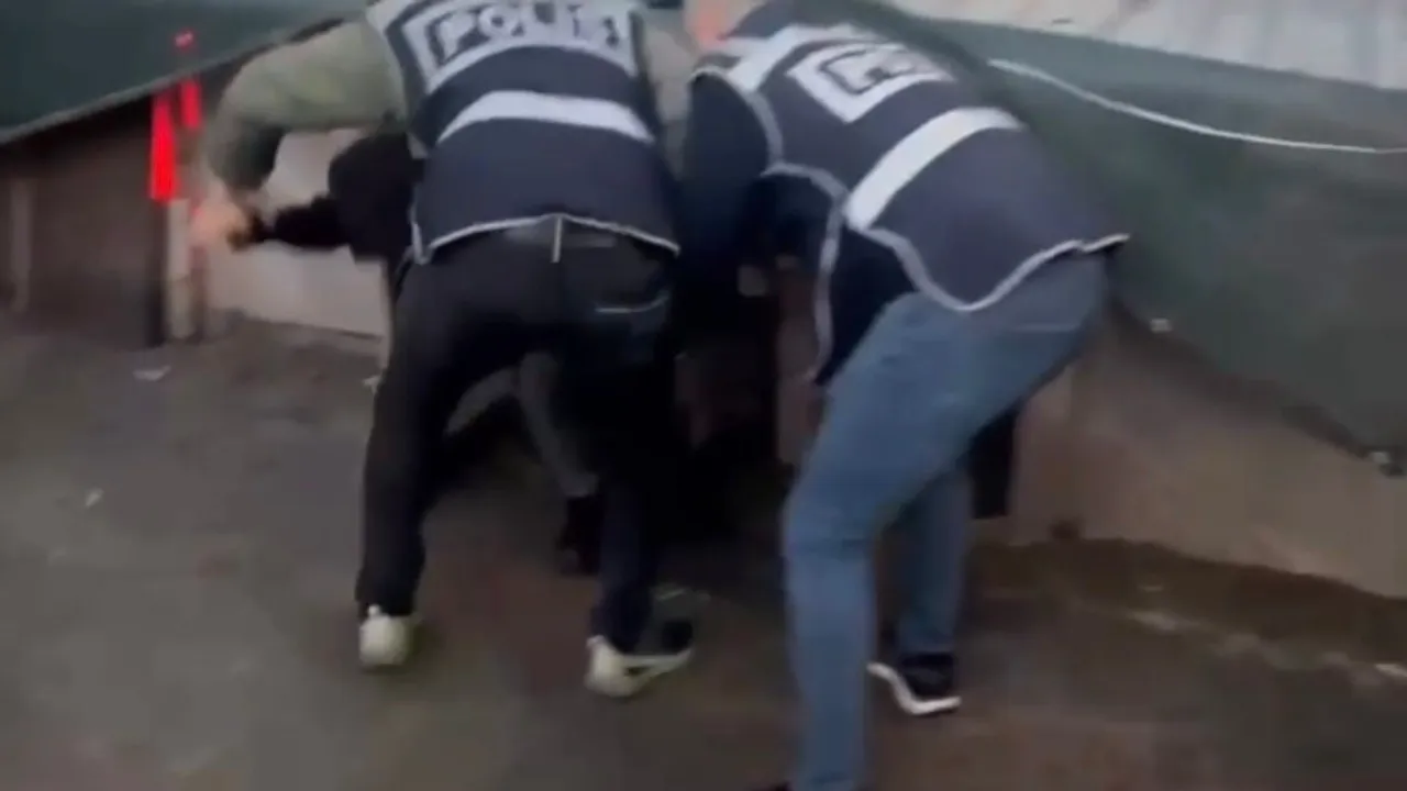 İzmir Karabağlar'da 44 yıl hapis cezası bulunan firari, tavuk kümesindeki öksürükle yakalandı