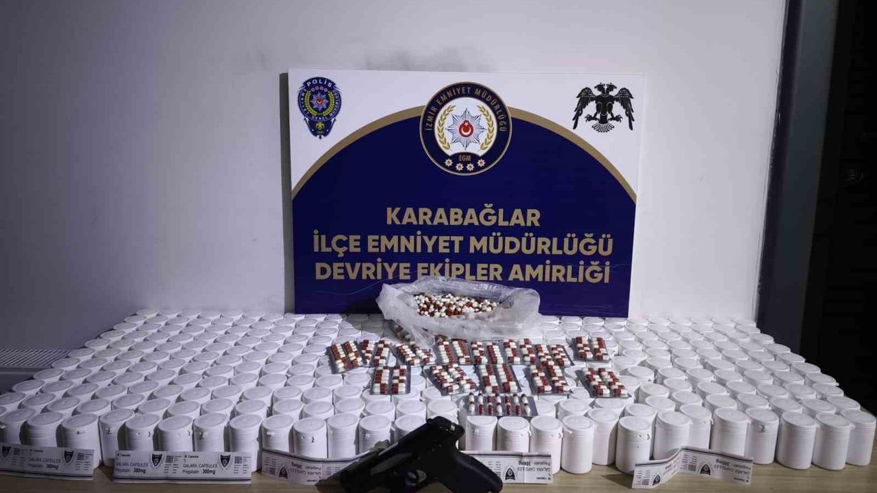 İzmir Karabağlar’da operasyonda 17 bin 460 uyuşturucu hap ve ruhsatsız tabanca ele geçirildi