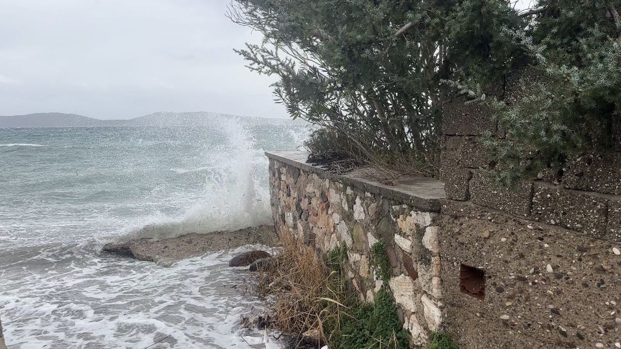 İzmir Karaburun'da fırtına ve dev dalgalar: Mordoğan'da bazı tekneler battı