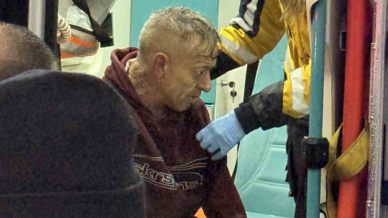 İzmir Konak'ta Meles Çayı'nda mahsur kalan kişi itfaiye tarafından kurtarıldı