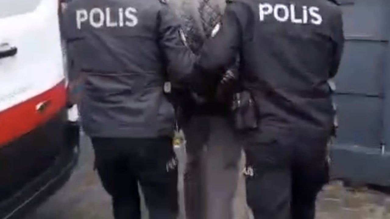 İzmir Konak’ta 'Silahla yağma' suçundan kesinleşmiş 24 yıl 22 gün hapis cezası olan şüpheli yakalandı