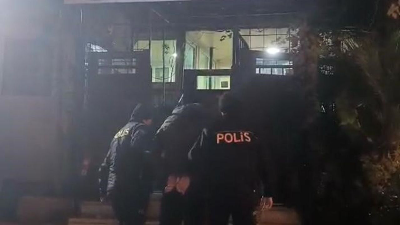 İzmir Konak'ta 'silahlı yağma' suçundan 19 yıl 4 ay 7 gün cezası bulunan firari yakalandı