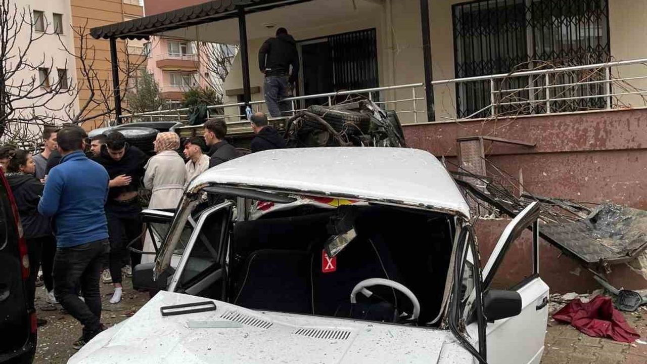 İzmir Ödemiş'te otomobil apartman bahçesine uçtu: 6 yaralı, 1'i ağır