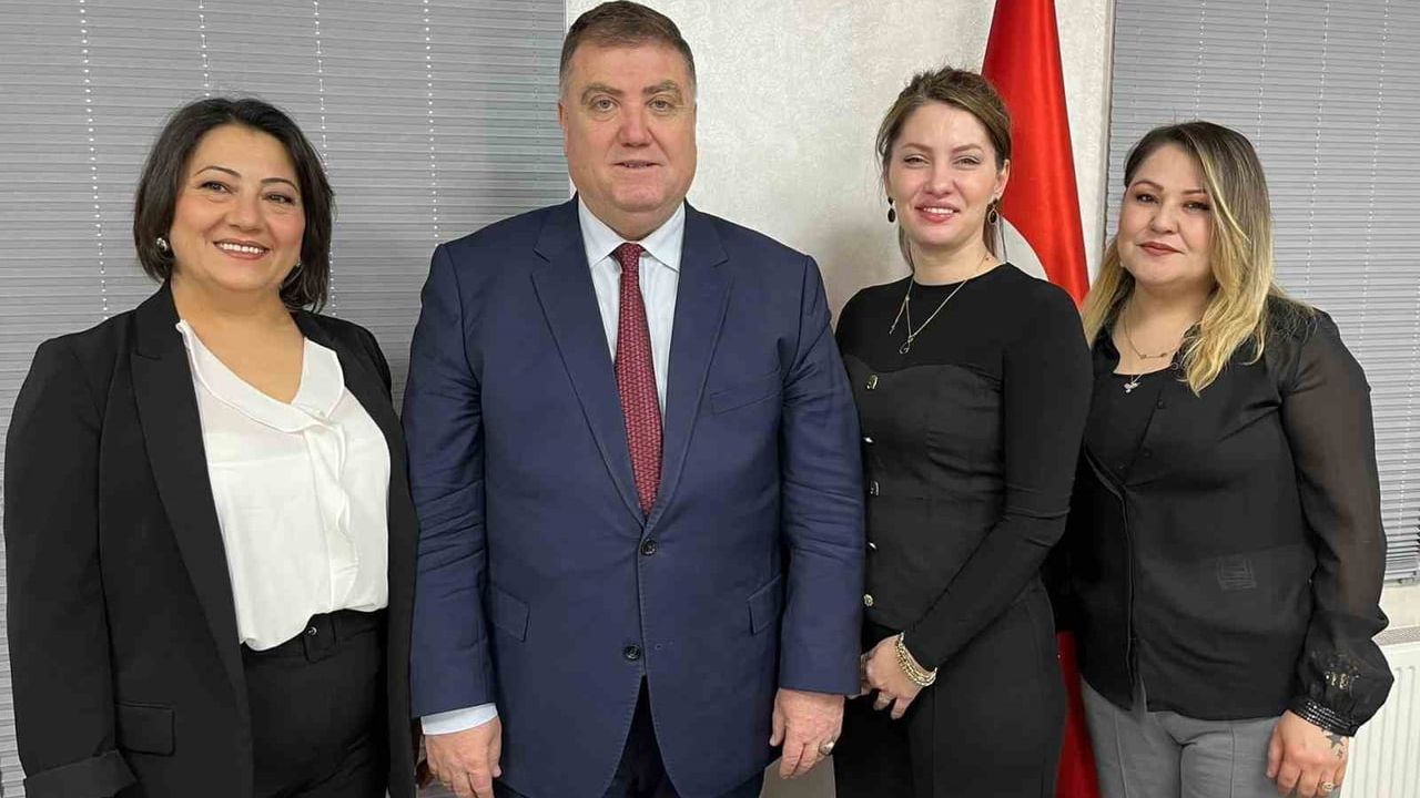 İzmir Şoförler ve Otomobilciler Esnaf Odası Türkiye'de ilk Kadın Komisyonu'nu kurdu