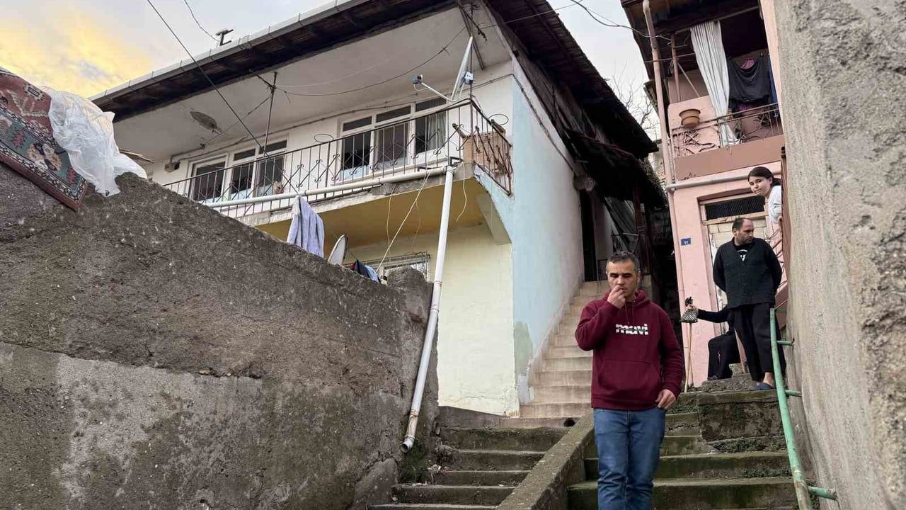 İzmit Gültepe'de zemin çökmesi ve duvar çatlakları: Fayans kabarması üzerine AFAD ve polis harekete geçti, ev tedbiren tahliye edildi