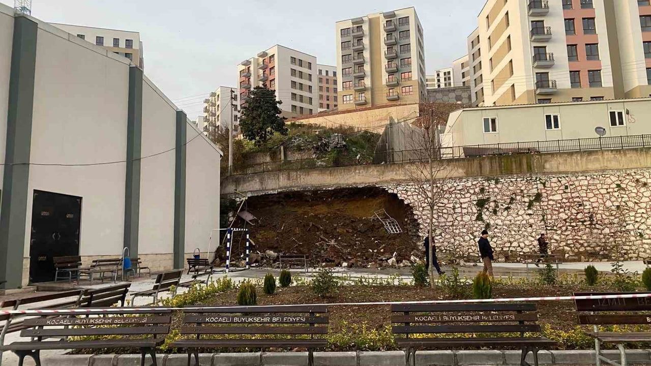 İzmit'te 10 metrelik istinat duvarı Mimar Sinan Anadolu Lisesi bahçesine çöktü