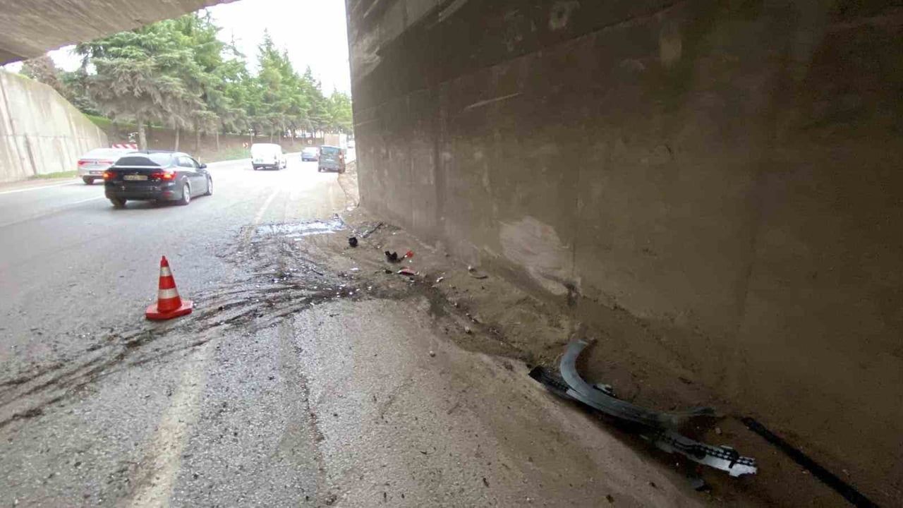 İzmit’te D-100’de kontrolden çıkan Mini Cooper köprü ayağına çarptı, sürücü yaralandı