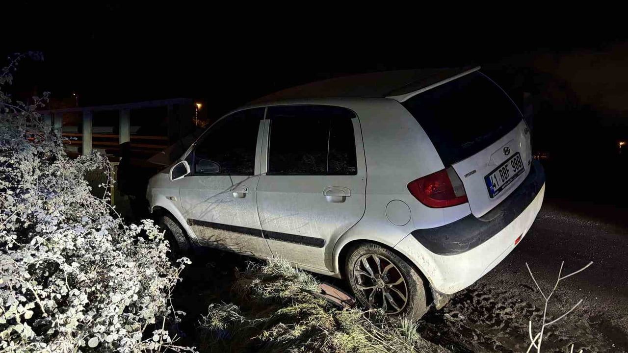 İzmit'te otomobil göl üstü geçiş köprüsü kenarına çarparak hurdaya döndü; sürücü olay yerini terk etti