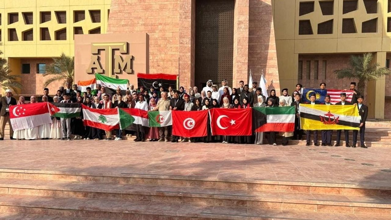 İzmitli kız öğrenciler Katar'da Arapça Dünya Münazara Şampiyonası'nda ikincilik elde etti