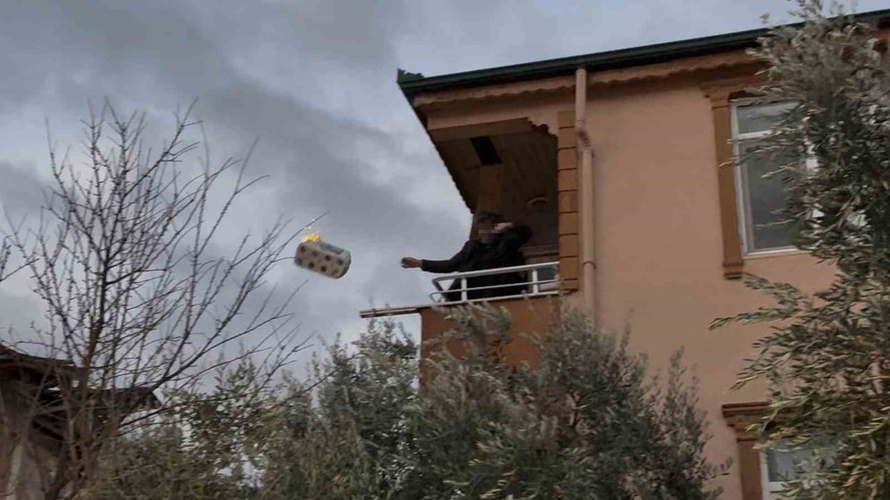 İznik'te çatı yangını lodosla komşu binaya sıçradı; balkondaki eşyalar aşağı atıldı