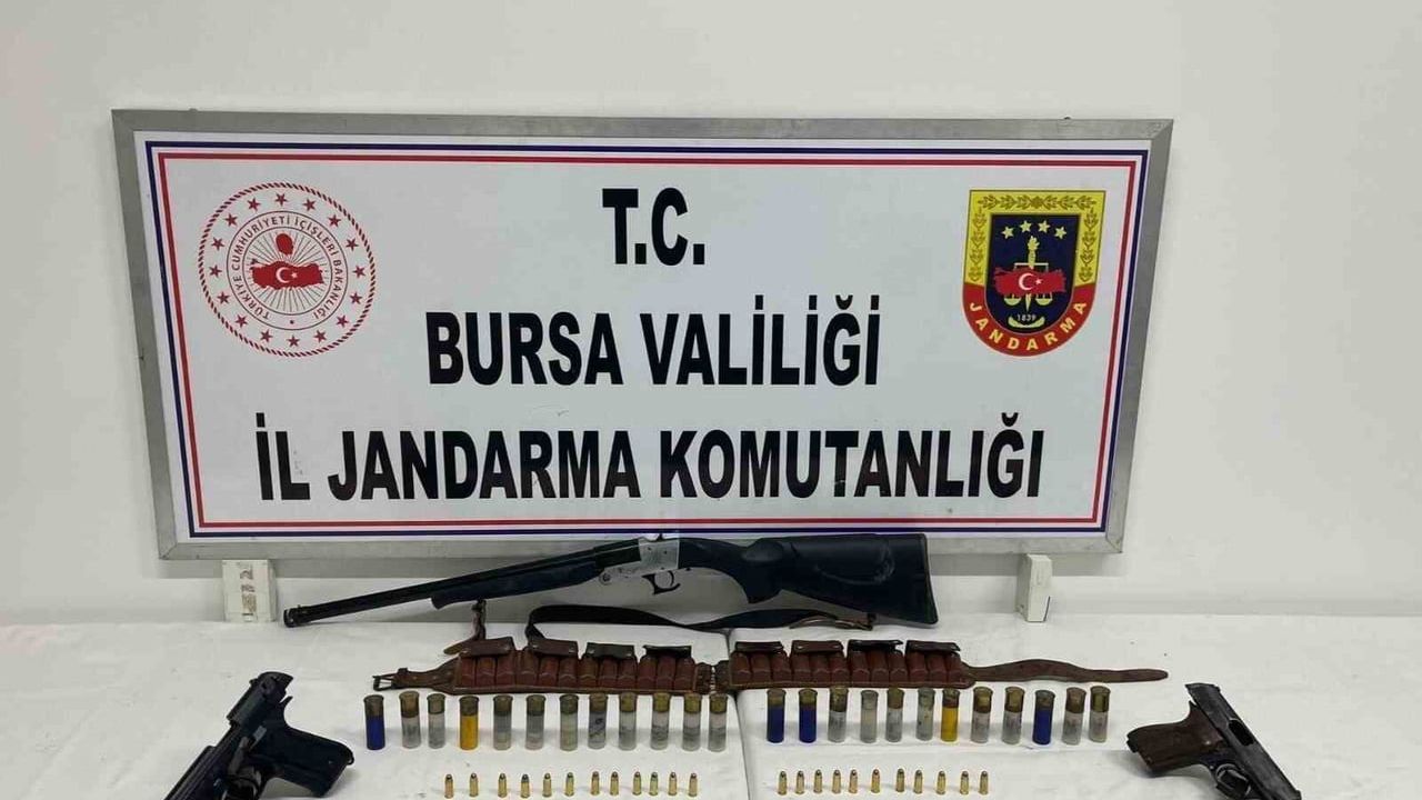 İznik'te ev aramasında kurusıkı tabanca, ruhsatsız av tüfeği ve mermiler ele geçirildi