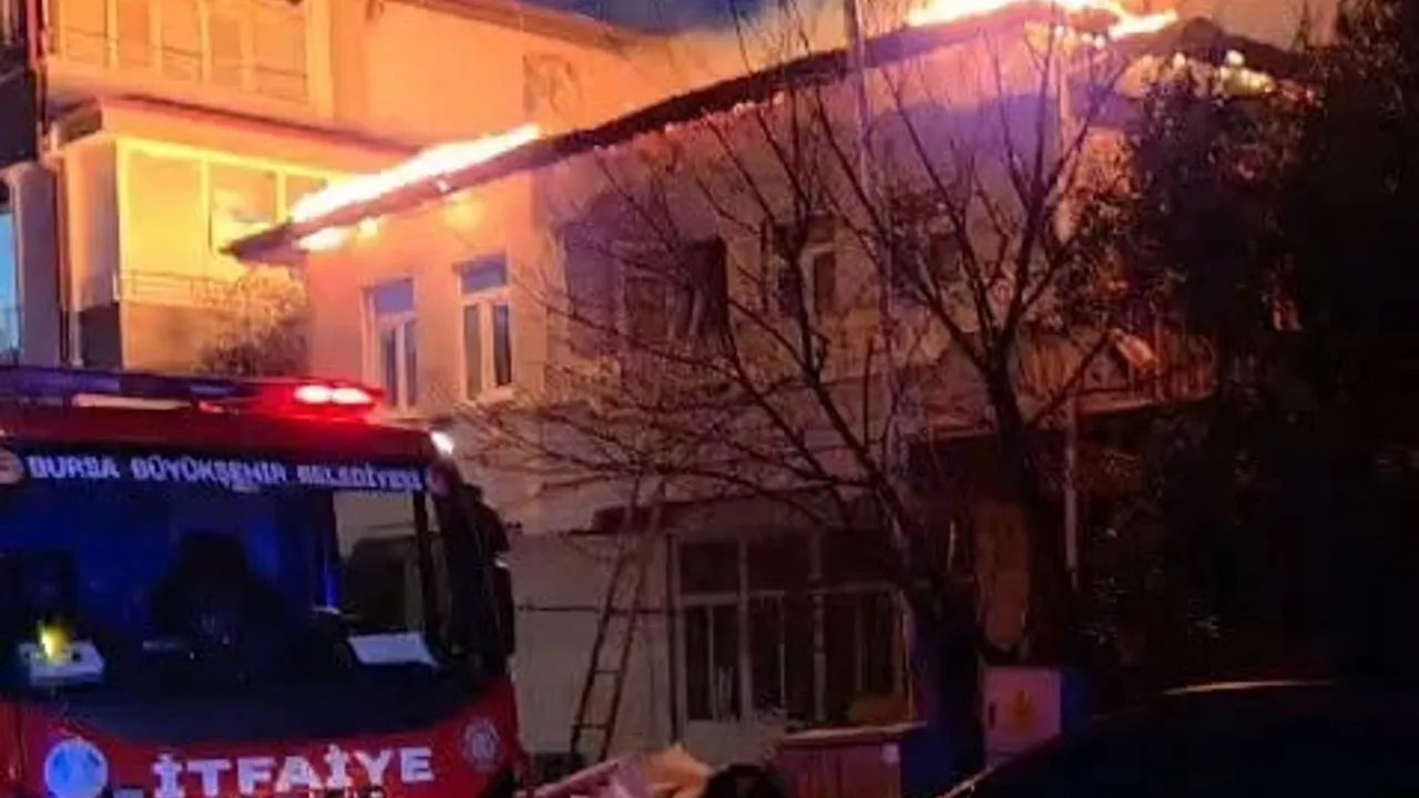 İznik'te iki katlı evin çatısında yangın; yatalak hasta müdahaleyi hızlandırdı