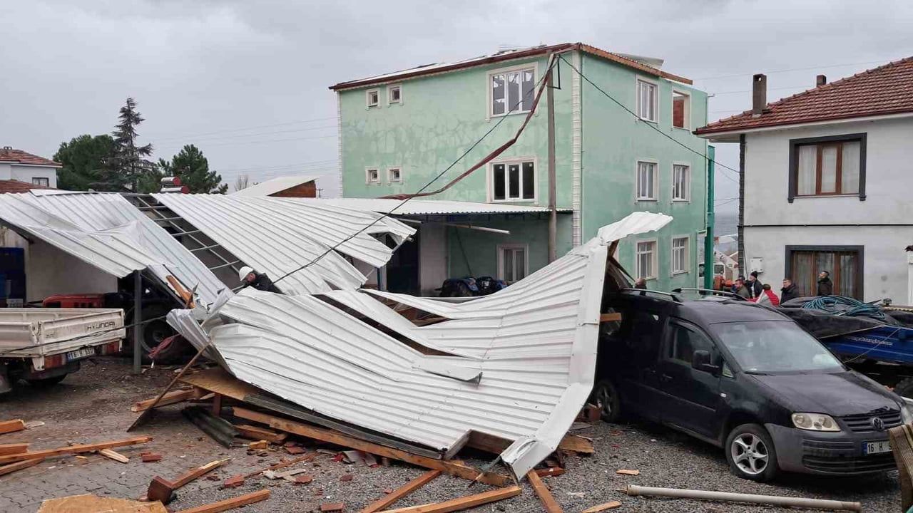 İznik’te şiddetli fırtına: Boyalıca’da bir evin çatısı uçtu, elektrik telleri ve araç zarar gördü