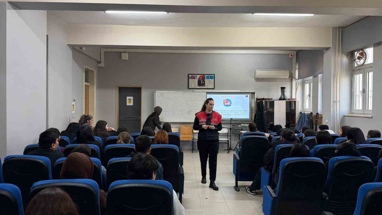 Jandarmadan Erdemli'de lise öğrencilerine siber farkındalık eğitimi