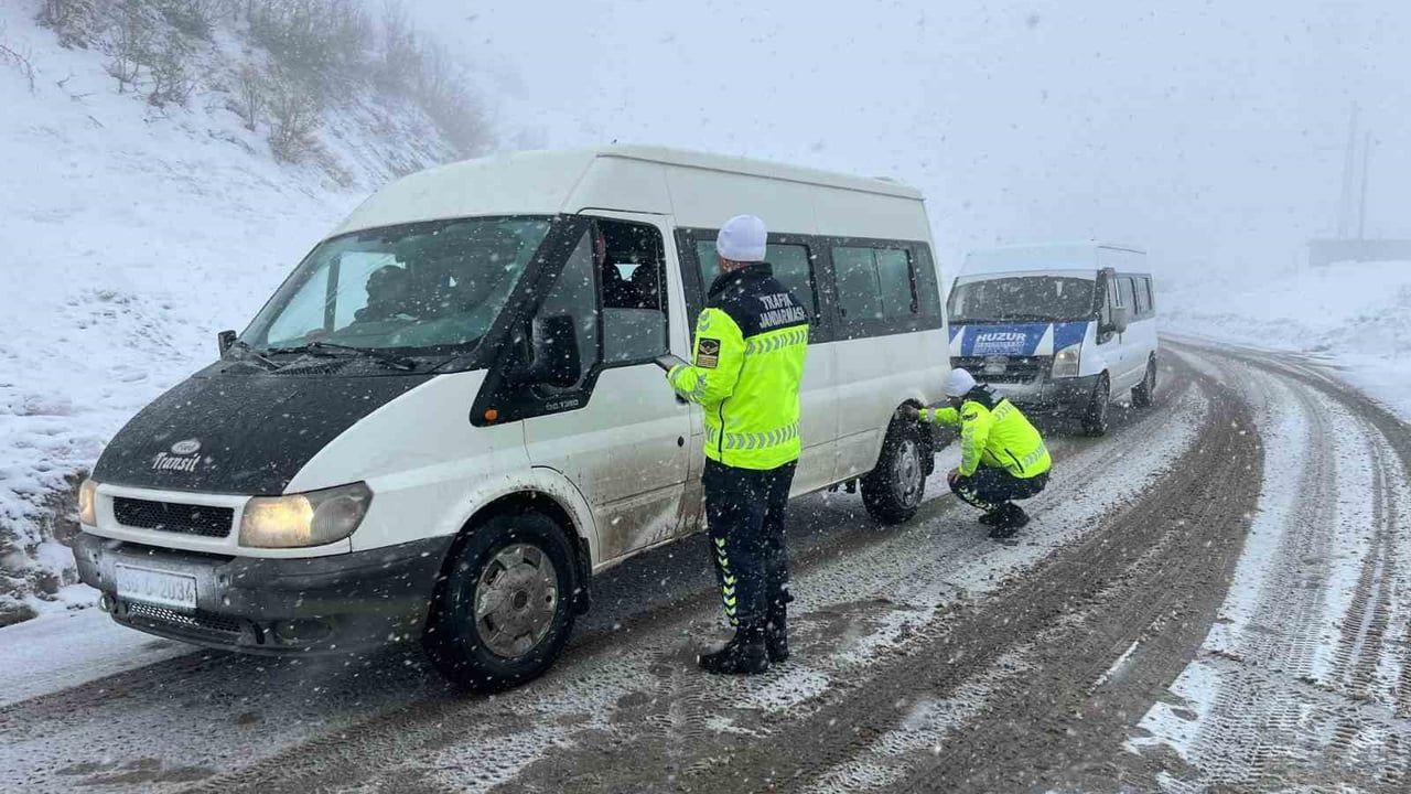 Jandarmadan sürücülere kış trafiği uyarıları — Şemdinli'de denetim ve bilgilendirme
