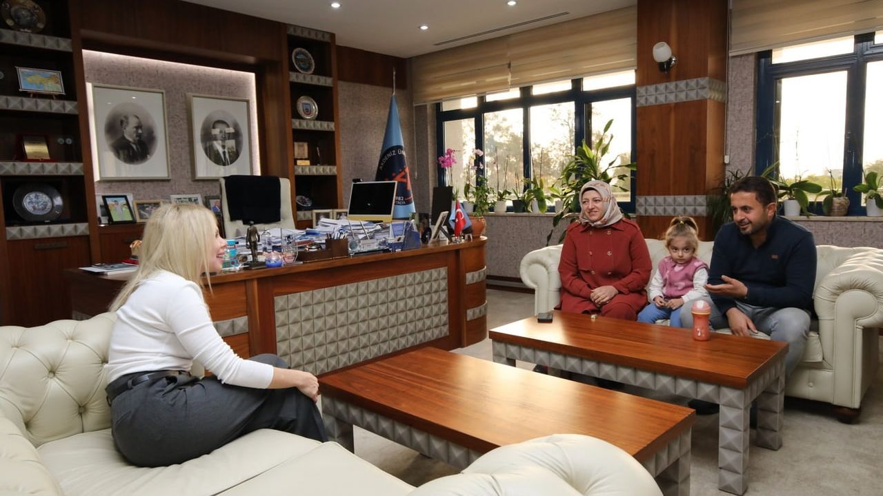 Kadavradan ikinci rahim nakliyle doğan Özlenen bebek, adını taşıyan Rektör Prof. Dr. Özlenen Özkan ile görüştü