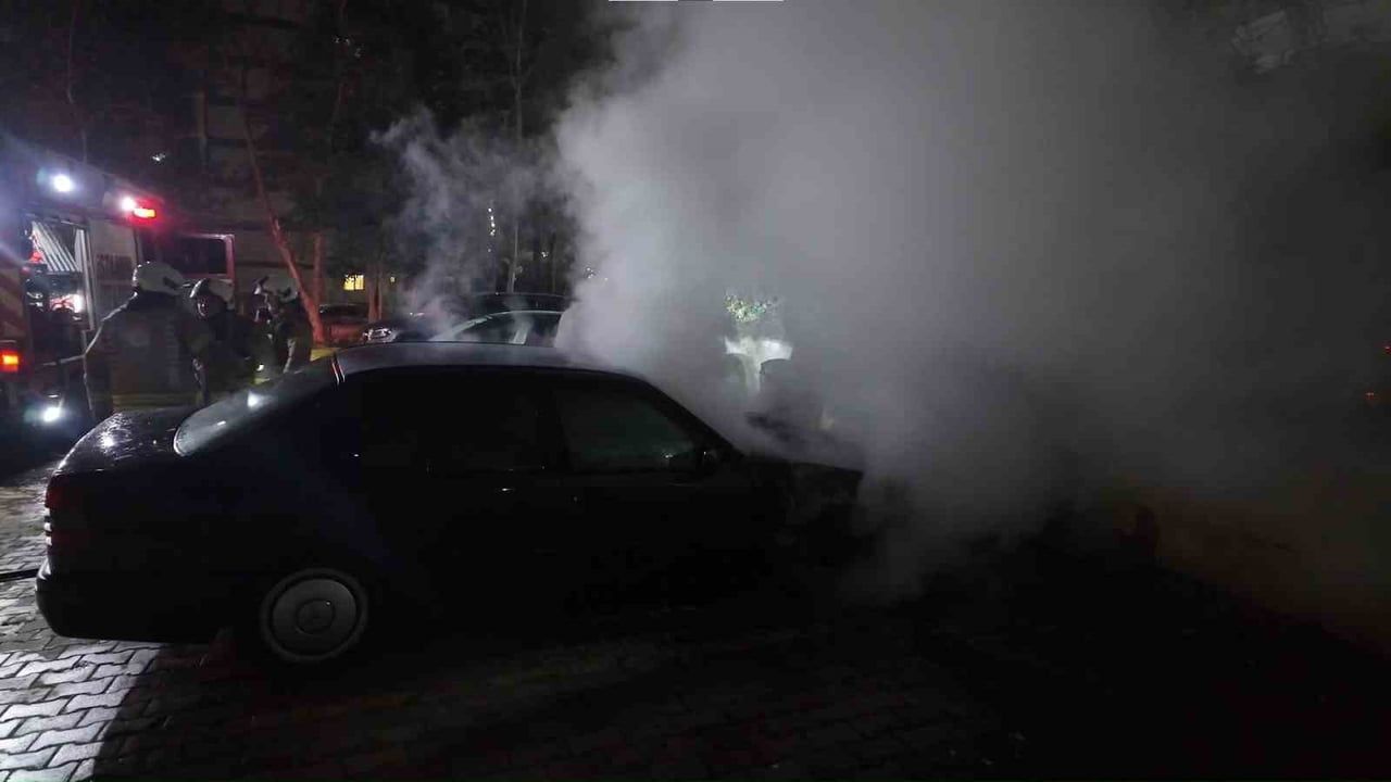 Kadıköy Bostancı'da apartman otoparkında Mercedes yandı, itfaiye söndürdü