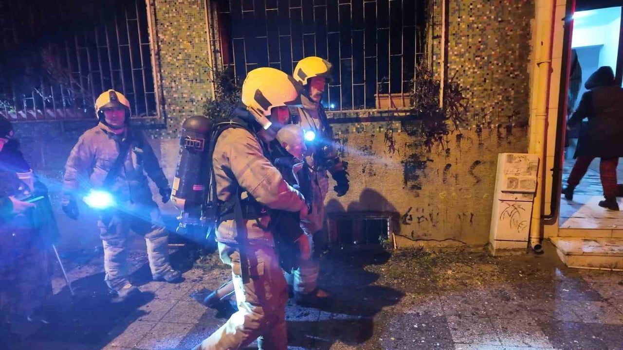 Kadıköy'de 4 katlı binada yangın: 1’i ağır, 8 yaralı