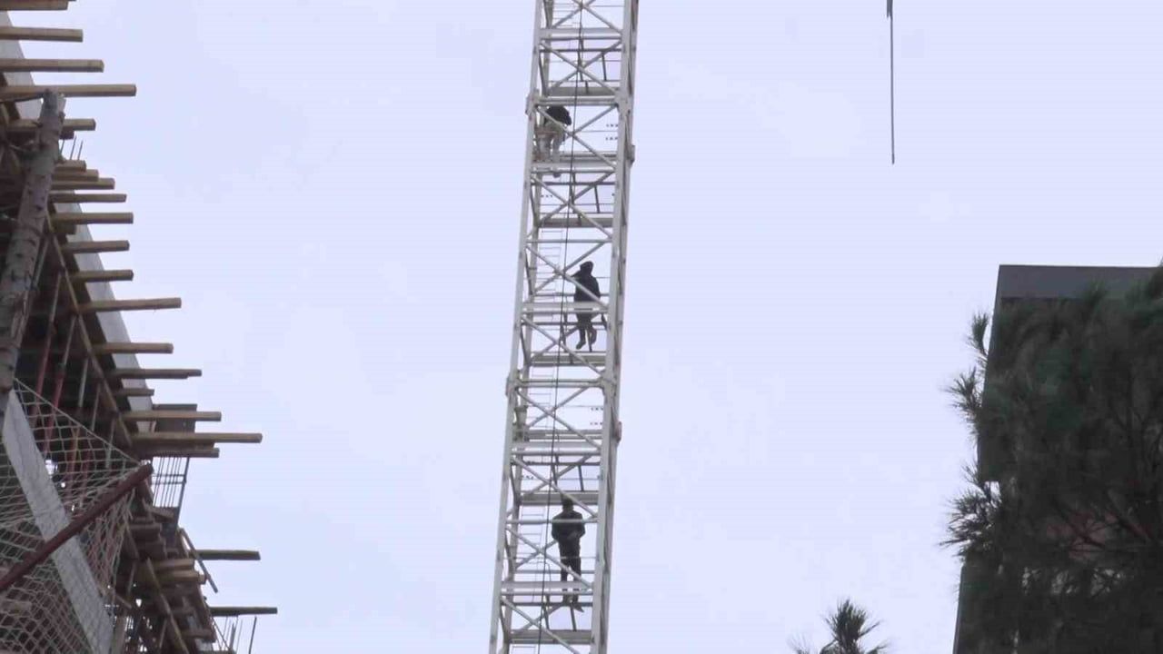 Kadıköy'de iddia: 2 aydır maaş alamayan işçiler vinç kulesine çıktı