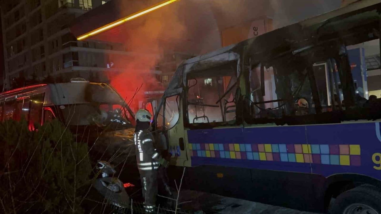 Kağıthane'de benzin istasyonunda park halindeki 2 minibüs yandı, yangın kısa sürede söndürüldü