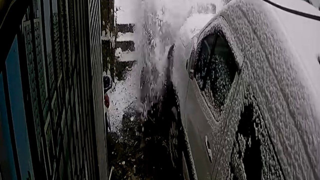 Kağıthane’de kayan otomobilin altında kalmaktan son anda kurtulan çocuk güvenlik kamerasında