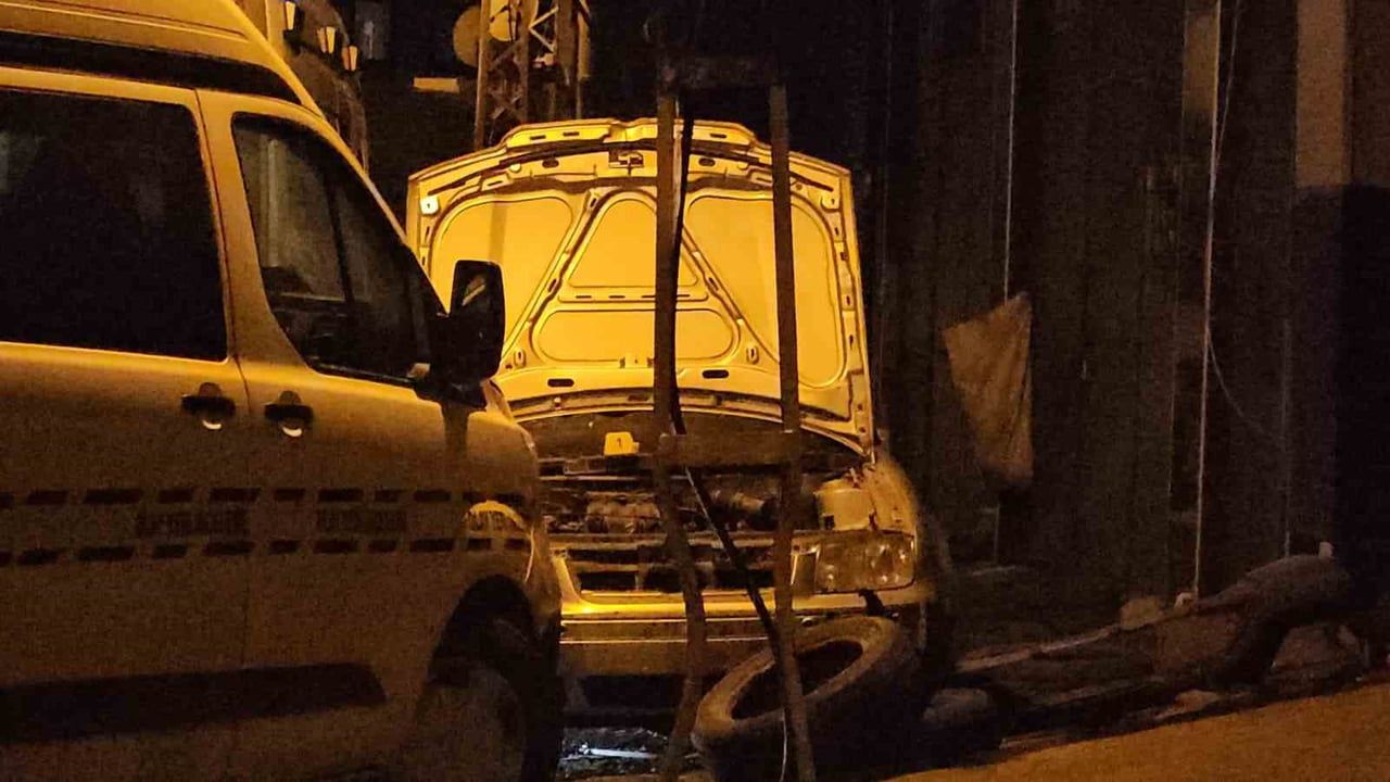 Kağıthane'de tamirhanede bırakılan otomobilde çıkan yangında bir kişi hayatını kaybetti