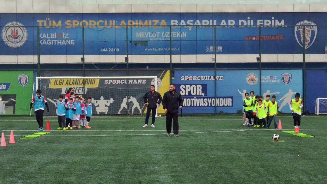 Kağıthane Sporcuhane Kış Spor Okulları'nda Futbol Eğitimleri Yoğun Katılımla Devam Ediyor