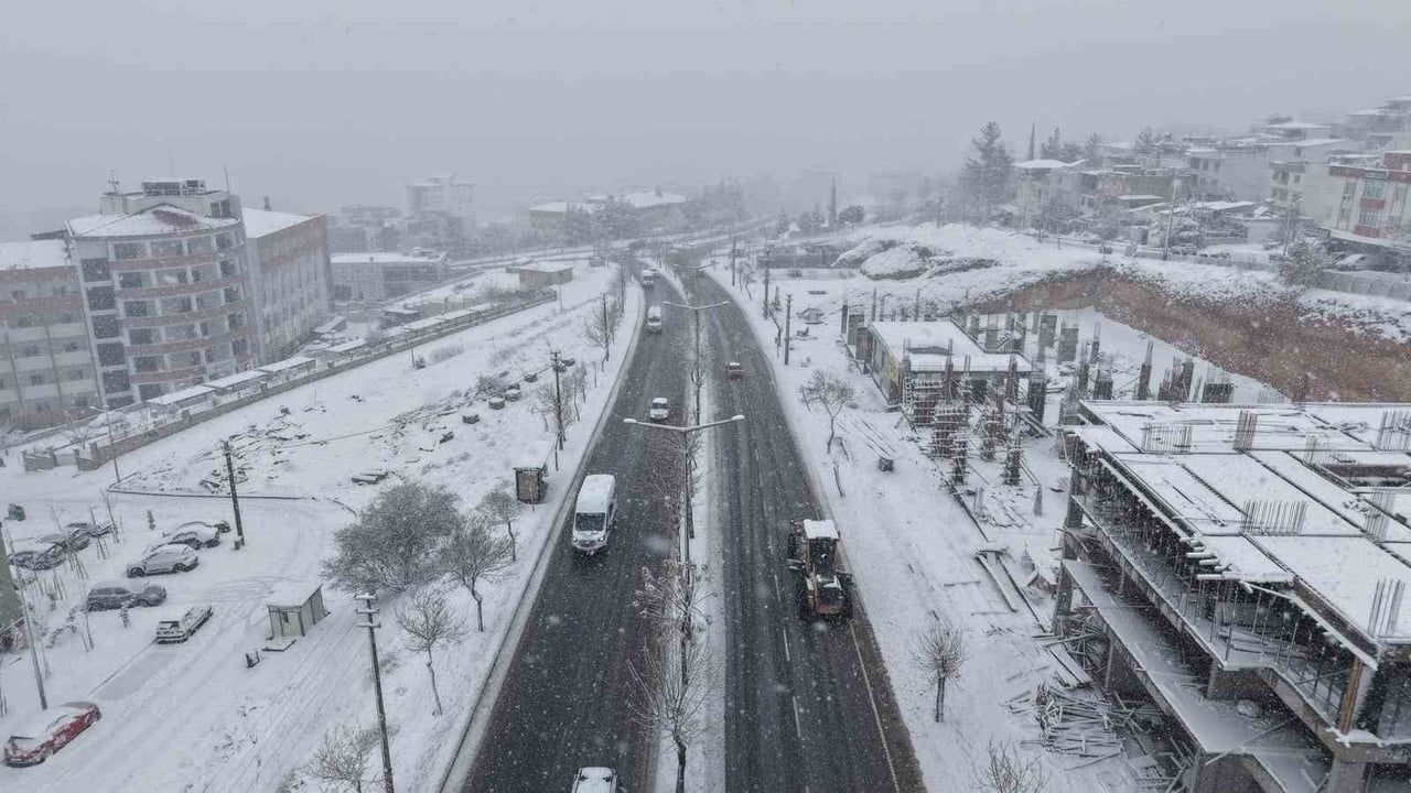 Kahramanmaraş Büyükşehir Belediyesi kar yağışına anında müdahale etti