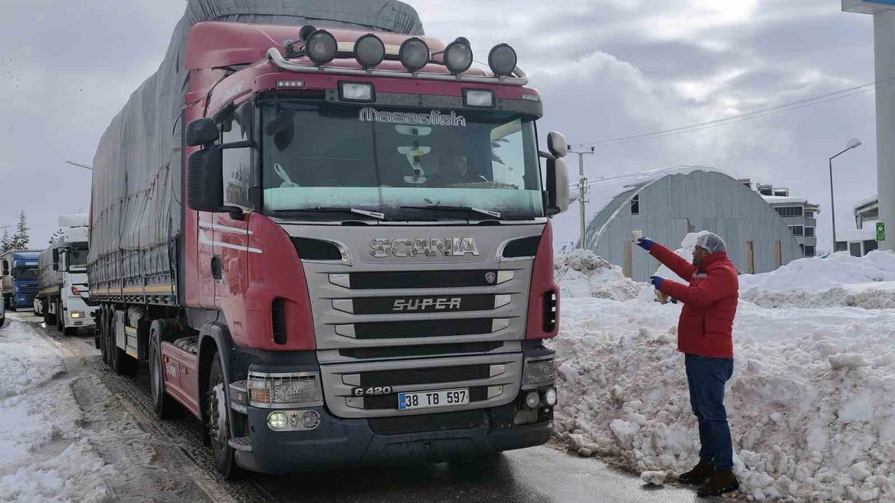 Kahramanmaraş Büyükşehir Belediyesi'nden Göksun-Kayseri Karayolu'nda sürücülere sıcak çorba ikramı