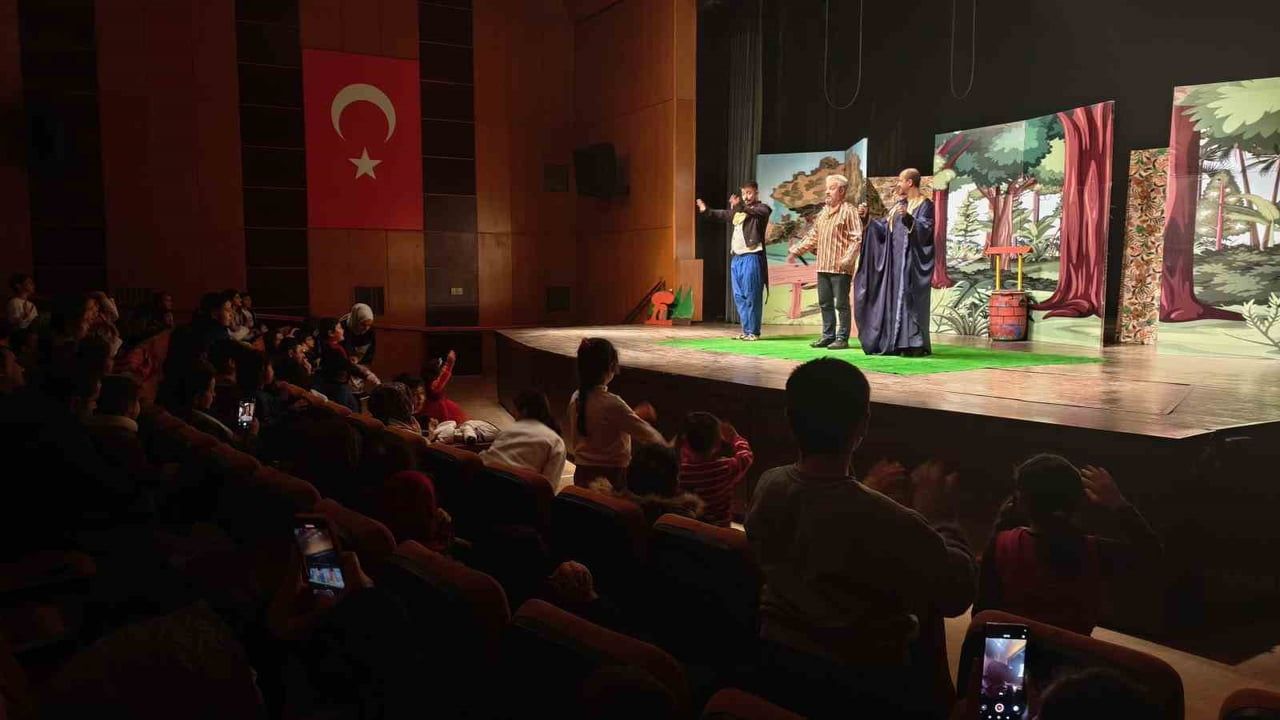 Kahramanmaraş Büyükşehir'den 'Gizemli Yolculuk' Tiyatrosu: Çocuklara Sanat Dolu Seanslar