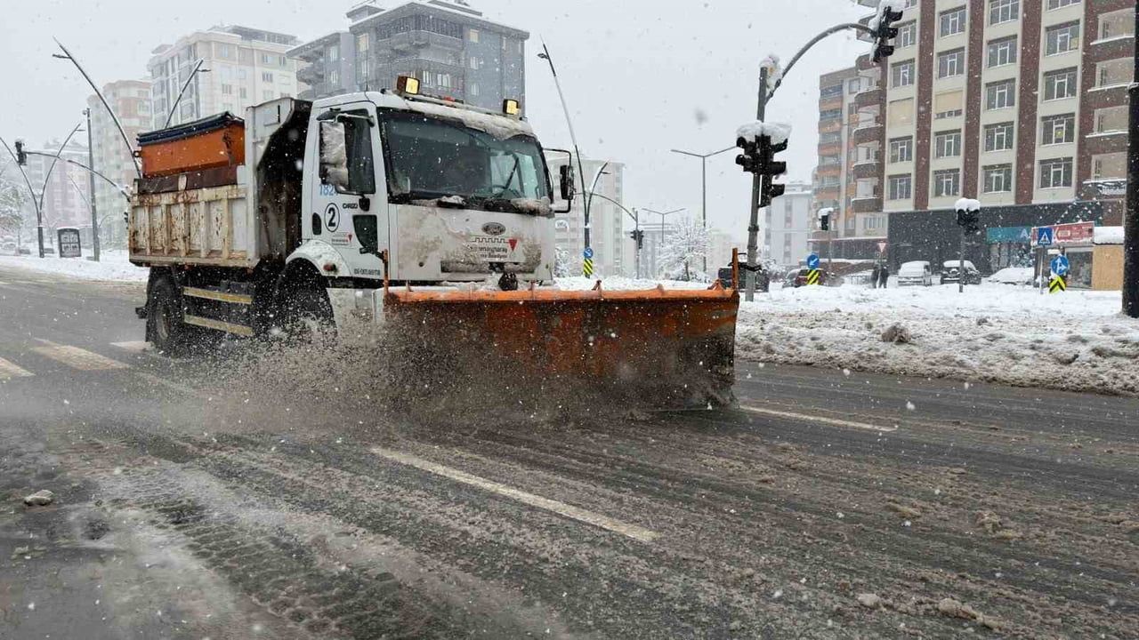 Kahramanmaraş Büyükşehir, karla mücadelede 2 bin 287 ihbara müdahale etti