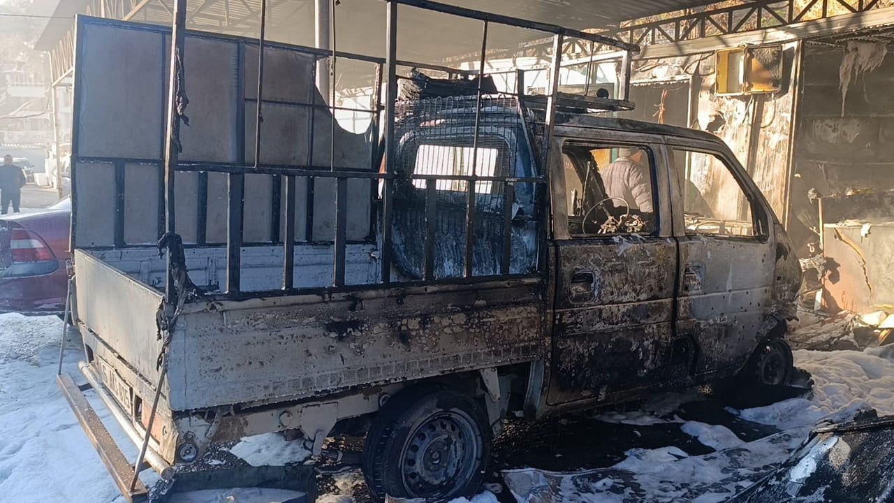 Kahramanmaraş Onikişubat'ta konteyner çarşıda yangın: 3 konteyner ve 3 araç zarar gördü